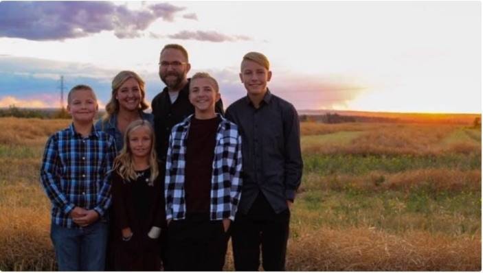 23628975_web1_20201214-LAC-Gofundme-Hultink_1