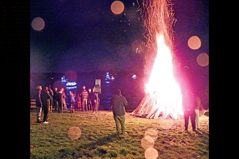 The annual festive harbour cruise also features a bonfire at Transfer Beach hosted by the Ladysmith Kinsmen Club. The annual sail past features local boats decorated for the season.
