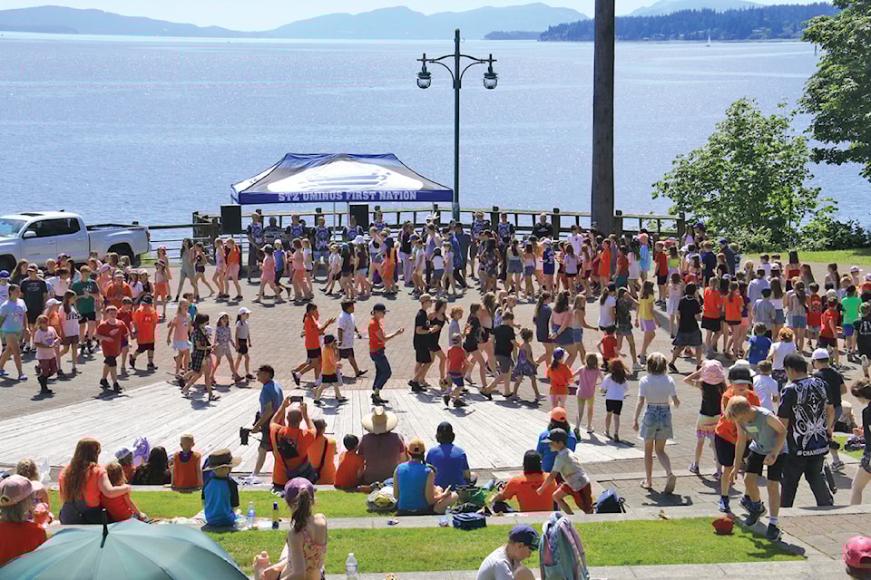Hundreds of area school students, visitors and guests took part in the annual Indigenous People’s Day event at Transfer Beach last Friday. The event featured traditional singing and drumming as well as a multitude of actives for all ages. 