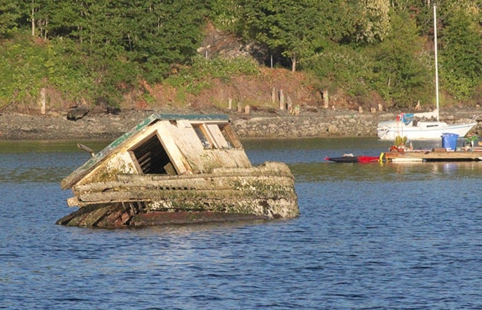 41164ladysmithBoatWreckInLadysmithHarbour