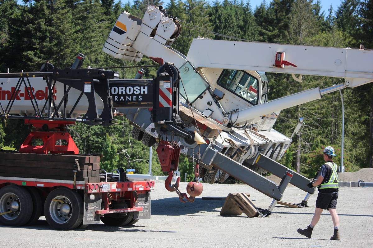 12021876_web1_180523-NBU-Fallen-Construction-Crane-Nanaimo-3