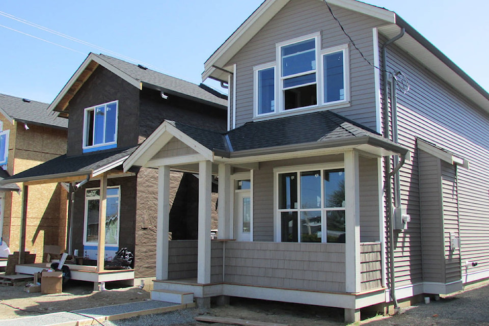 12595259_web1_180711-LCH-FifthAvenuehomes