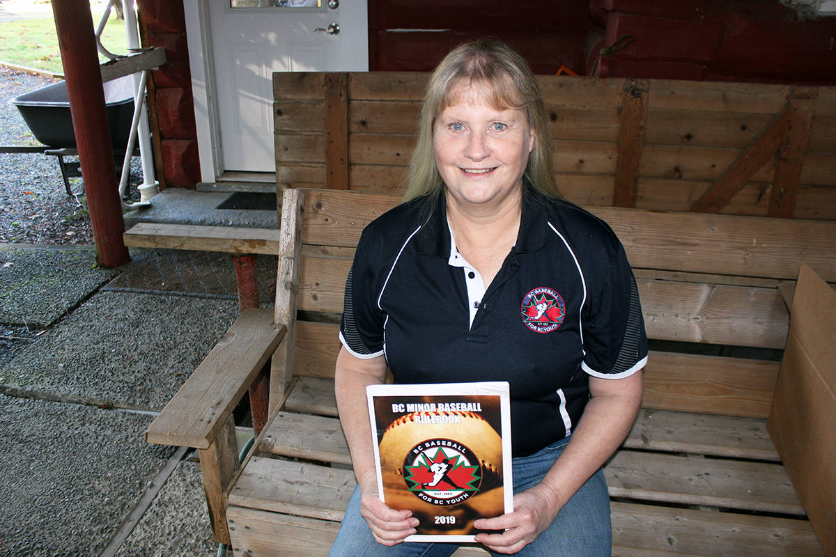 23684832_web1_201224-CHC-Hayes-baseball-award-given_4