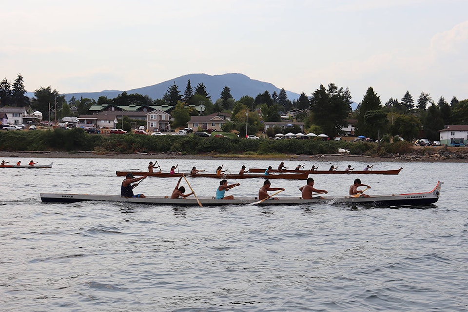 26029491_web1_210805-LCH-Canoe-Races