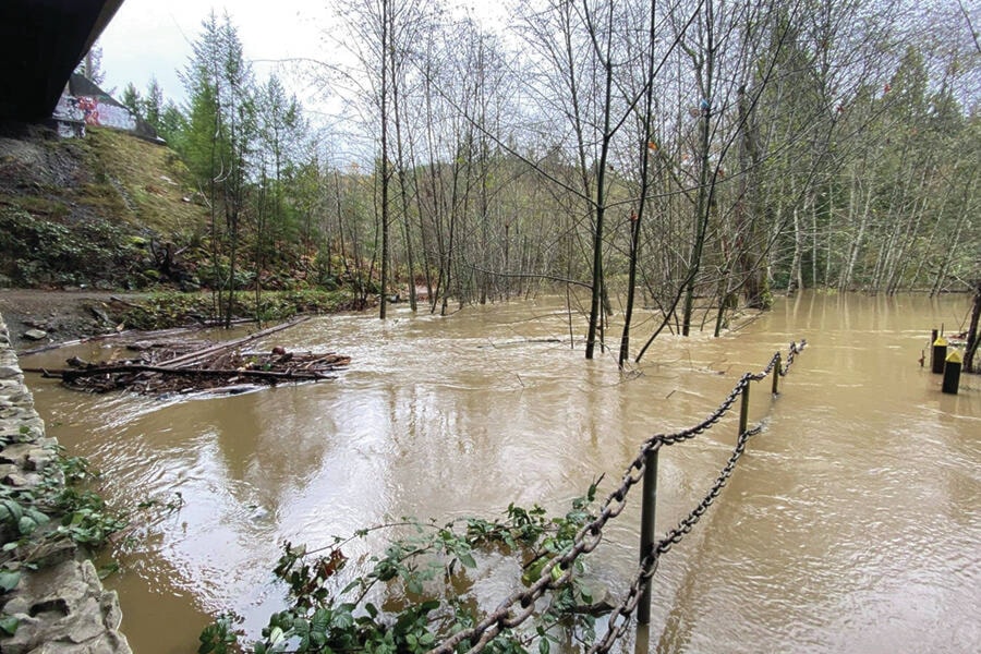 27192342_web1_211118-LCH-HollandCreekFlood-flood_1