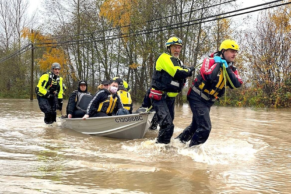 27313487_web1_211115-CCI-Flooding-apartment-evac-boat_1