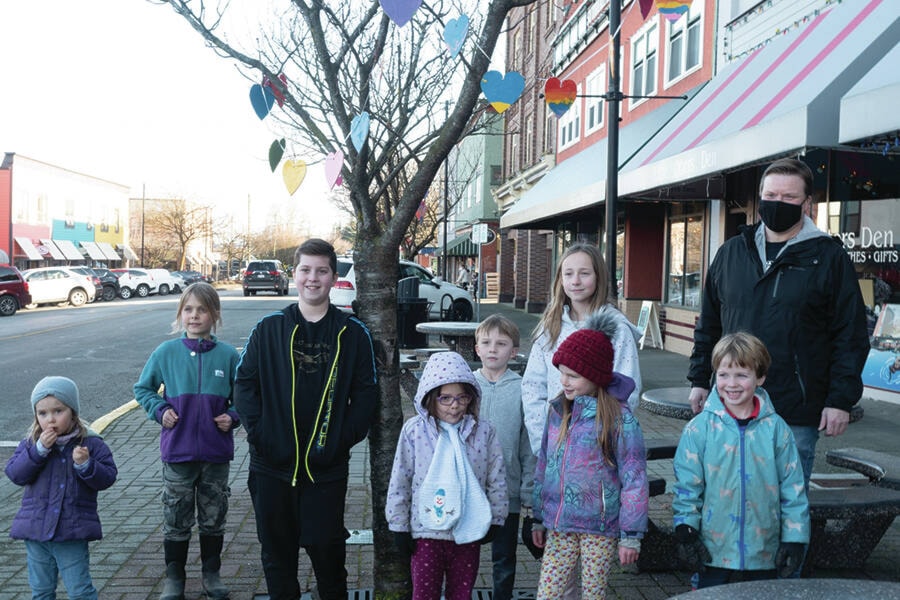 Mayor Aaron Stone joined to help students from North Oyster School and Stz’uminus Primary School hang hand-painted hearts downtown on Jan. 31. (Photo by Tyler Hay)
