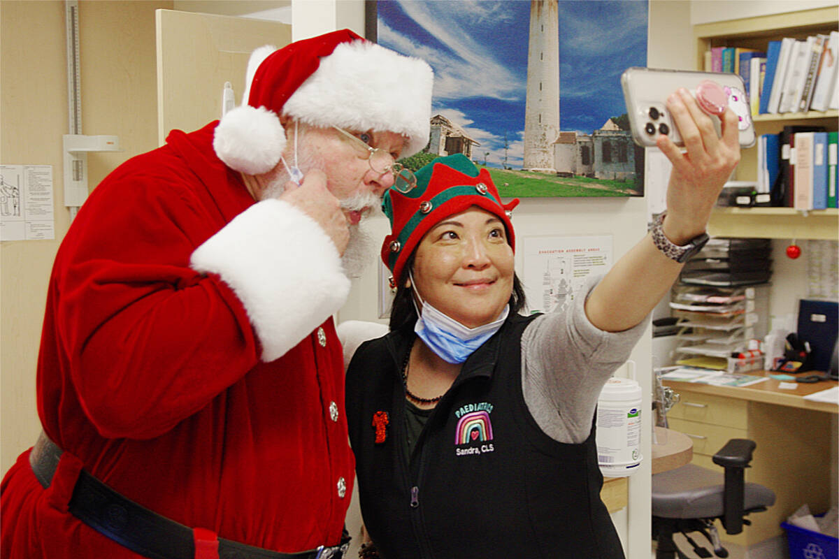 31303847_web1_221213-NBU-Santa-visits-children-at-NRGH-_3