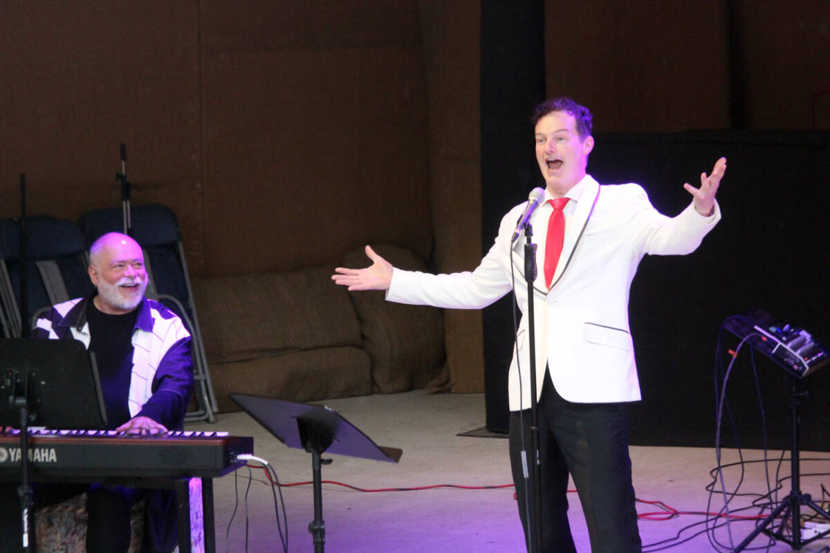 Pianist Robert Holliston gets a chuckle from Ken Lavignes theatrics. (Photo by Don Bodger)
