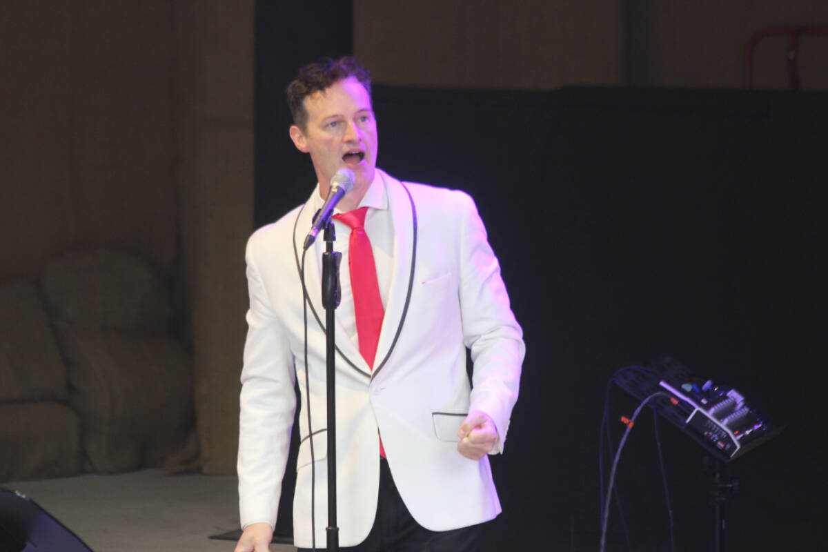 Chemainus famous singer, Ken Lavigne, entertains the crowd. (Photo by Don Bodger)