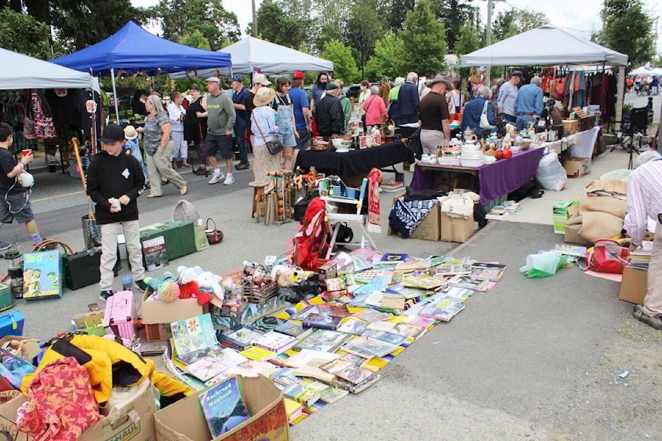 33189587_web1_230706-CHC-Giant-Street-Market-ahead_2