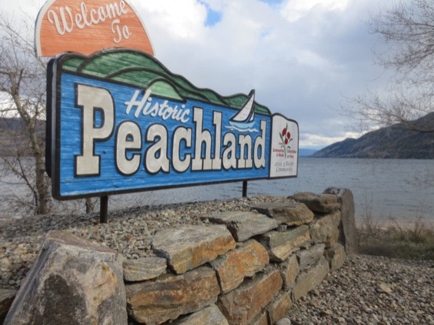 25592kelownaWelcome_to_Peachland_Sign