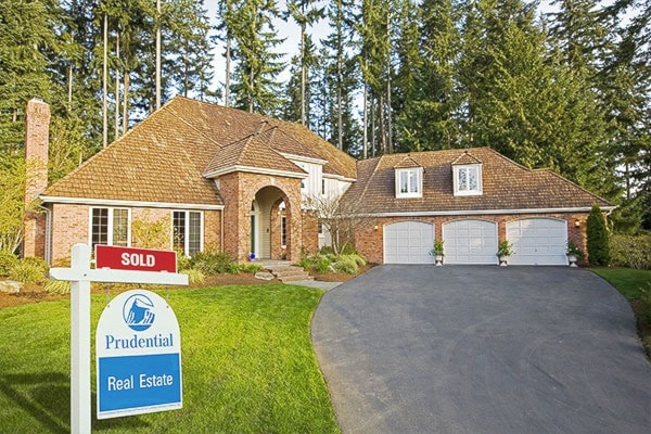 28990kelowna16-house-pic-house1-with-yardsign