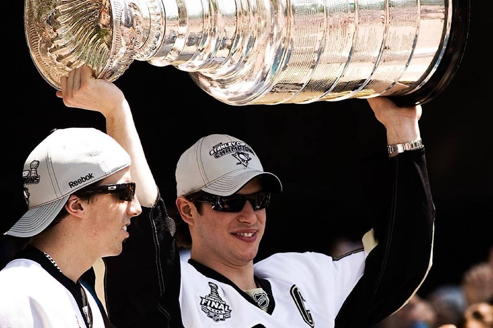 web1_170528-BPD-M-1280px-Fleury_Crosby_and_Stanley_Cup