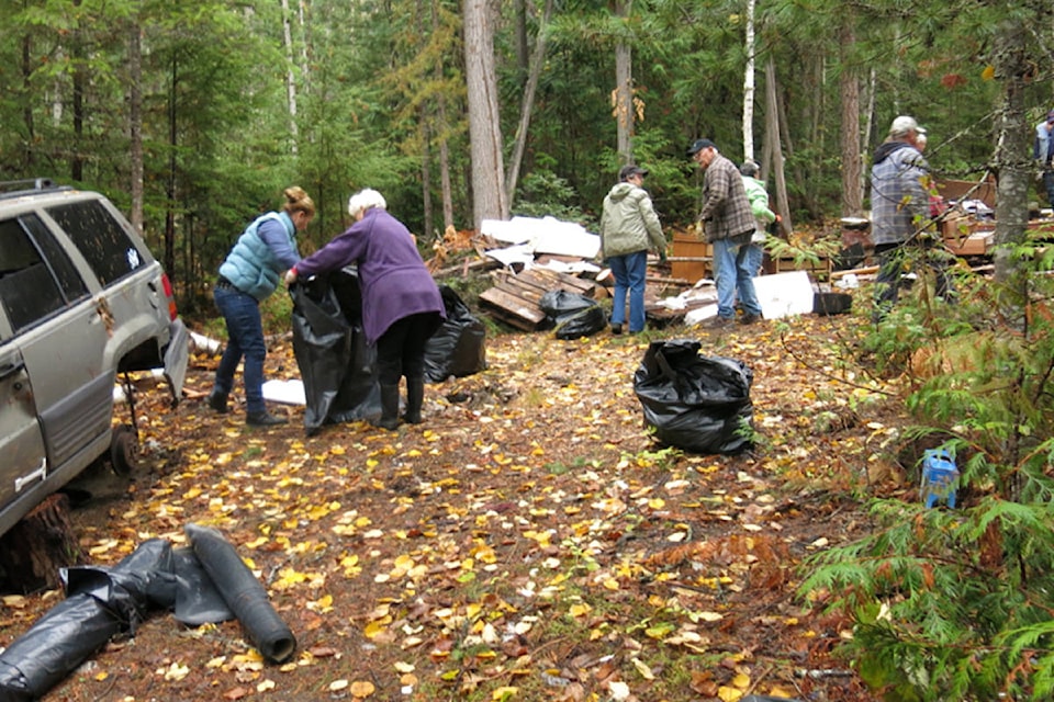 9052524_web1_20171025-VMS-Hidden-Lake-clean-up