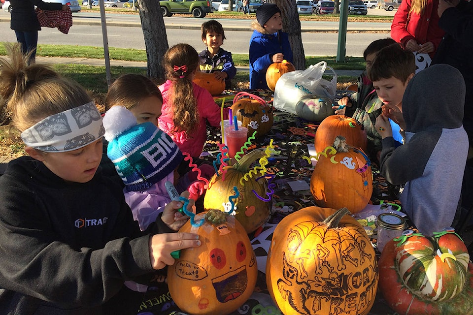 9134977_web1_171101-KCN-pumpkin-decorating