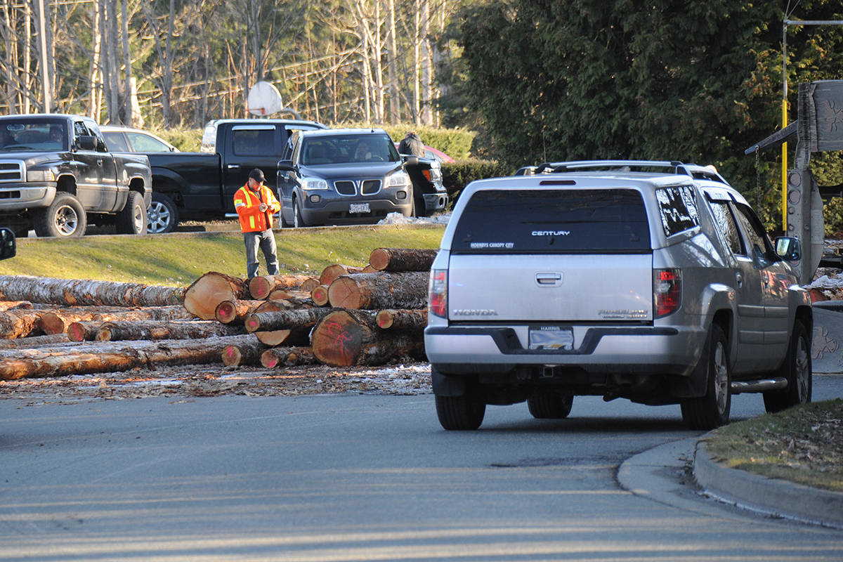 15936126_web1_LoggingTruckOverturned2-25feb19_7267