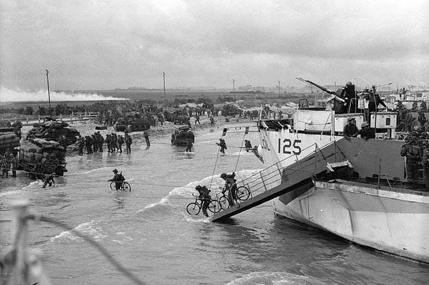 17074593_web1_copy_190605-SAA-D-Day-Disembarking2