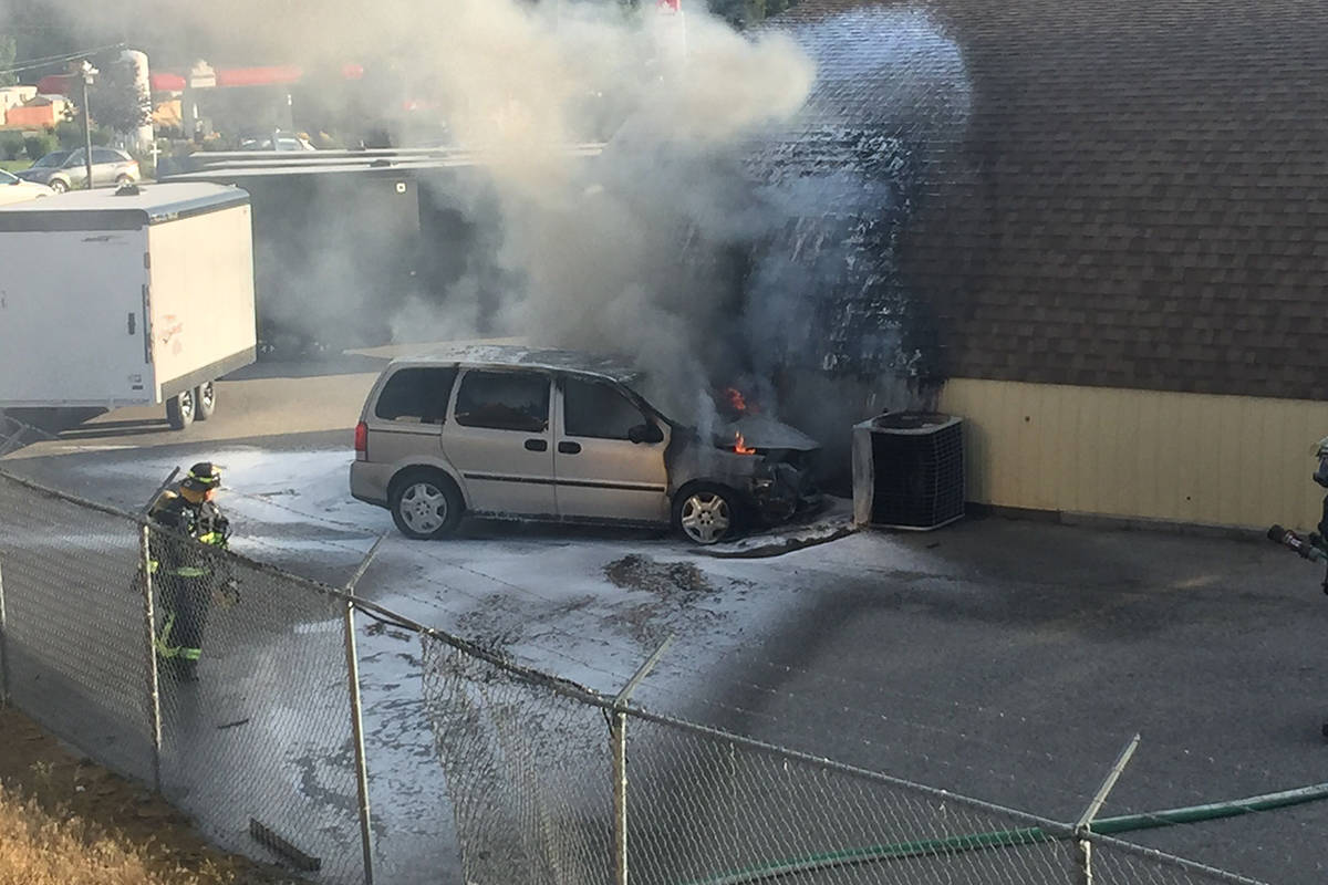 18350791_web1_190904-KCN-car-fire-west3