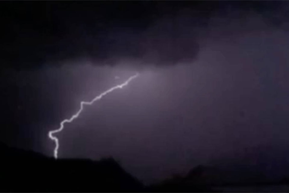 18438897_web1_190912-RTR-thunderstorm-video_1
