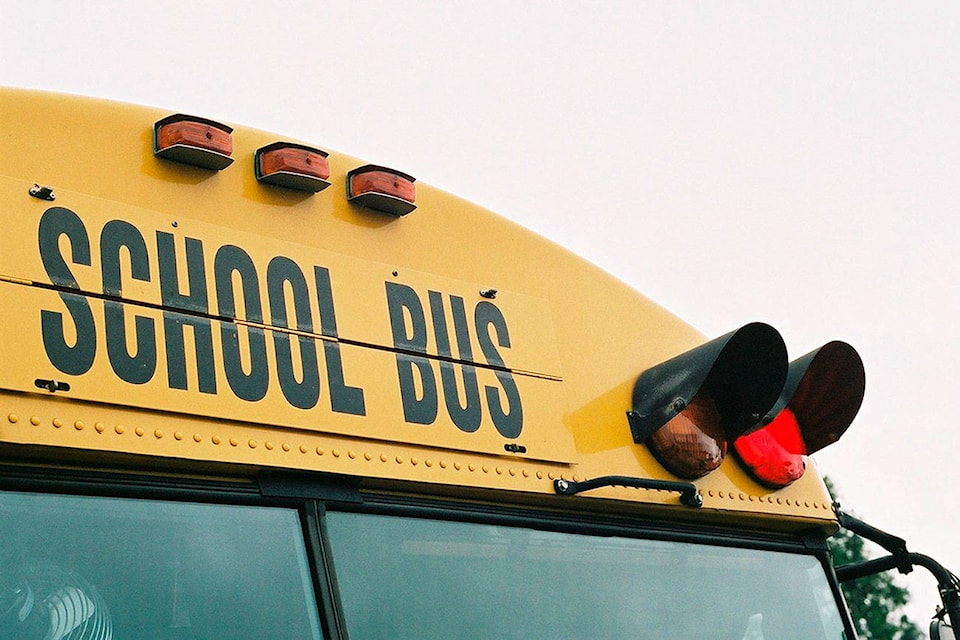 18992730_web1_T-school-bus-red-light-1442072