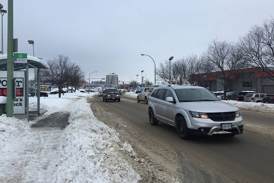 20191343_web1_180105-KCN-cars-on-snowy-street