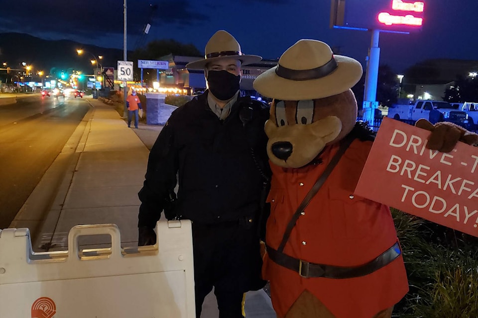 Vernon North Okanagan RCMP helped serve breakfast at the United Way’s annual Drive Thru Breakfast fundraiser at the Vernon Lodge Thursday, Oct. 15, 2020. (Twitter)