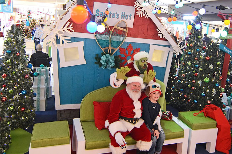 23321660_web1_201119-VMS-Santa-at-mall-1_1