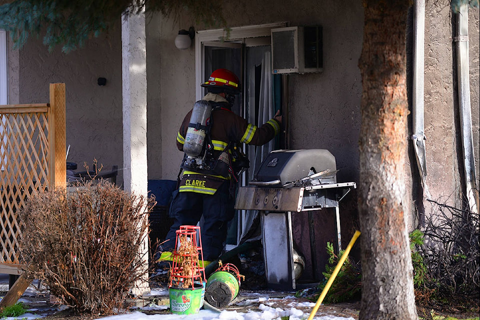 Kelowna firefighters on scene of an apartment fire on Friday, Nov. 27, 2020. (Phil McLachlan/Kelowna Capital News)