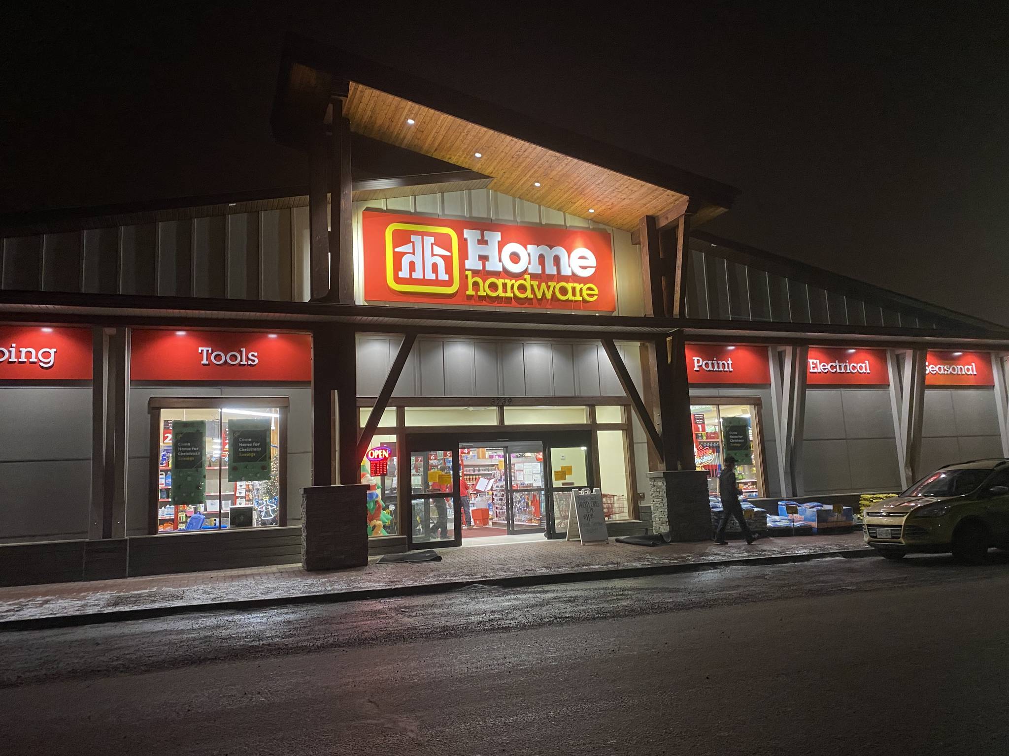 24937551_web1_201217-SIN-SMITHERS-HOME-HARDWARE-PHOTOS_1