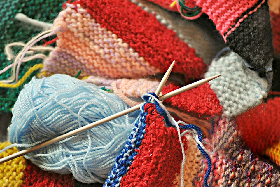 25976002_web1_knitting
