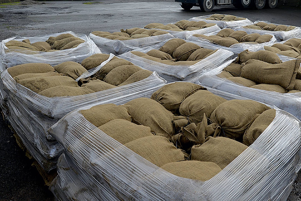29482749_web1_220616-WIN-sandbags-available-to-lake-country-residents_1