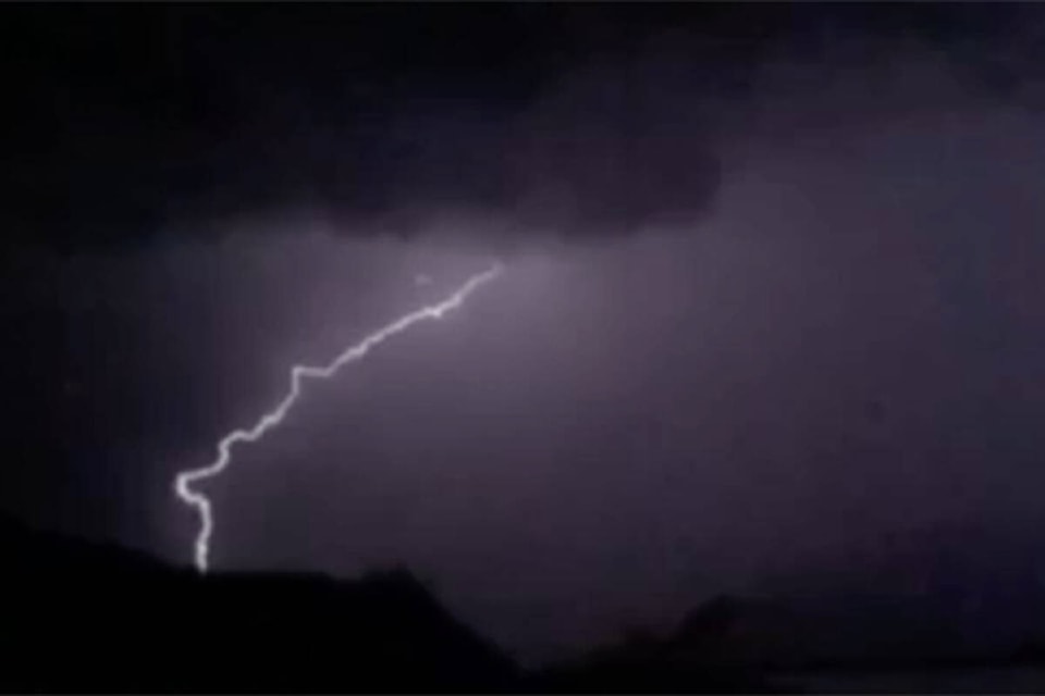 30055481_web1_190912-RTR-thunderstorm-video_1