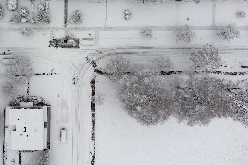 31379724_web1_221221-CPW-cold-sends-icicles-through-travel-plans-aerial_1