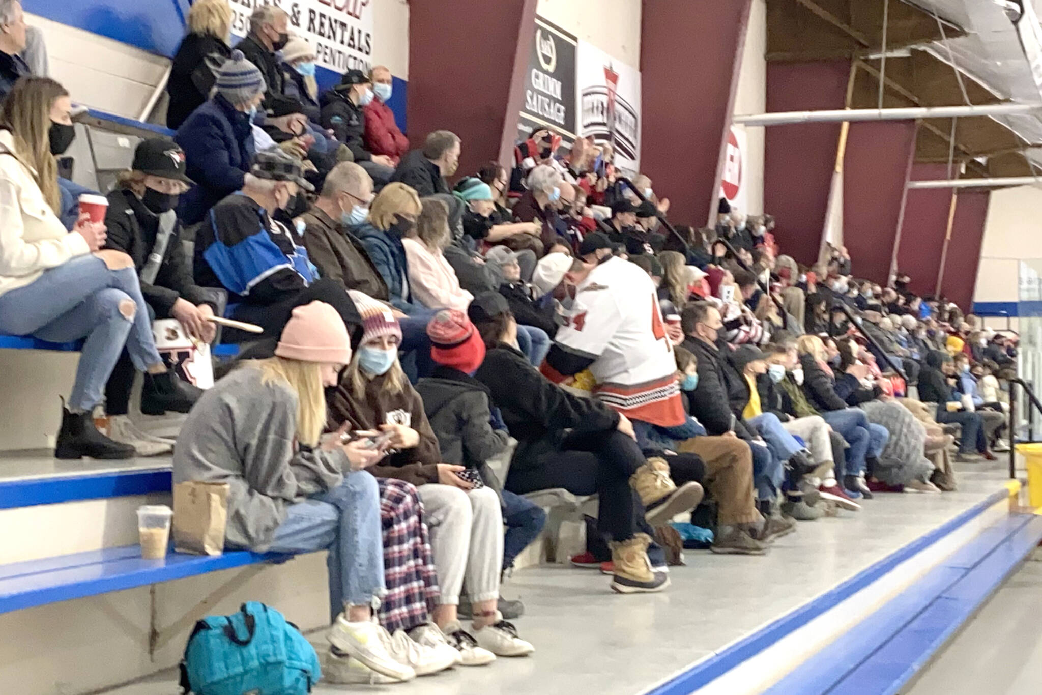 31704997_web1_220303-SUM-Hockey-crowd-photo-SUMMERLAND_1