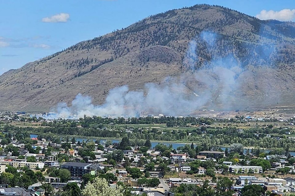 32926680_web1_230608-KCN-kamloops-grass-fire-_1