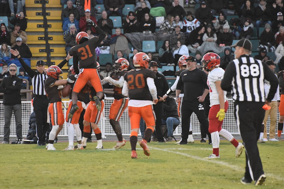 33577975_web1_221027-KCN-okanagan-sun-champs_6