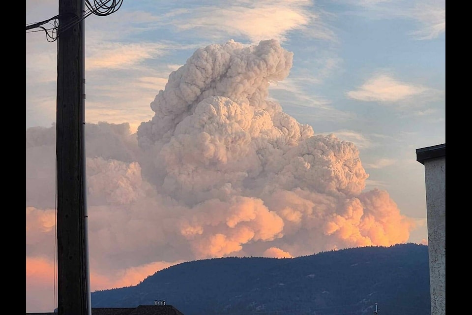 The Crater Creek fire ballooned and merged with the Gillianders Creek fire on Tuesday, sending up a plume of smoke so big it could be seen into Kelowna. (Mandi Stewart)