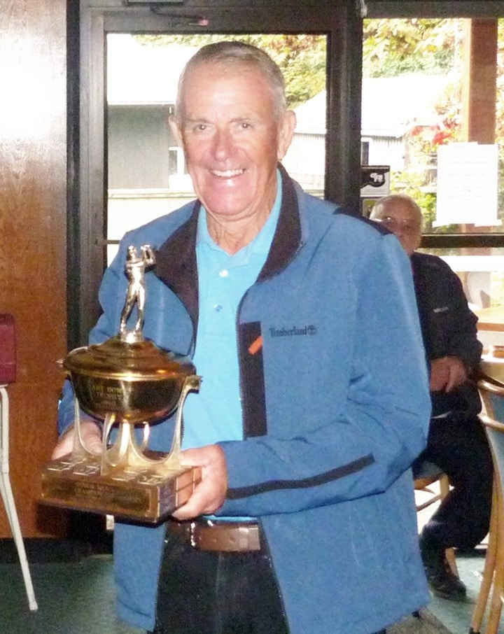 Dale O'Connel receives Low Net Trophy