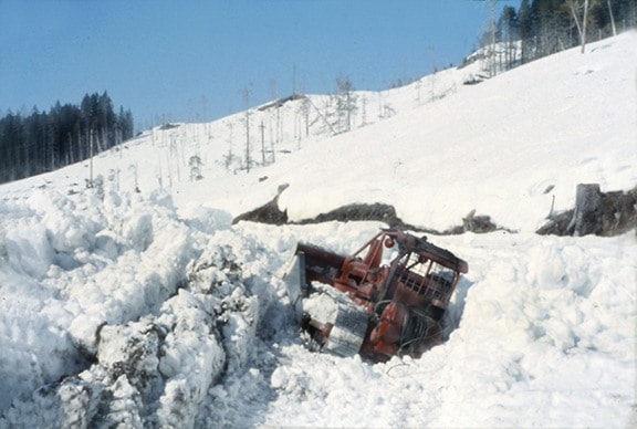 76096lakecowichanbulldozerinsnow-greatpic