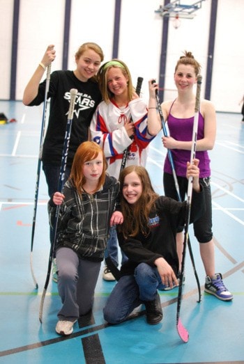 87689lakecowichanWEB-Girlshockey