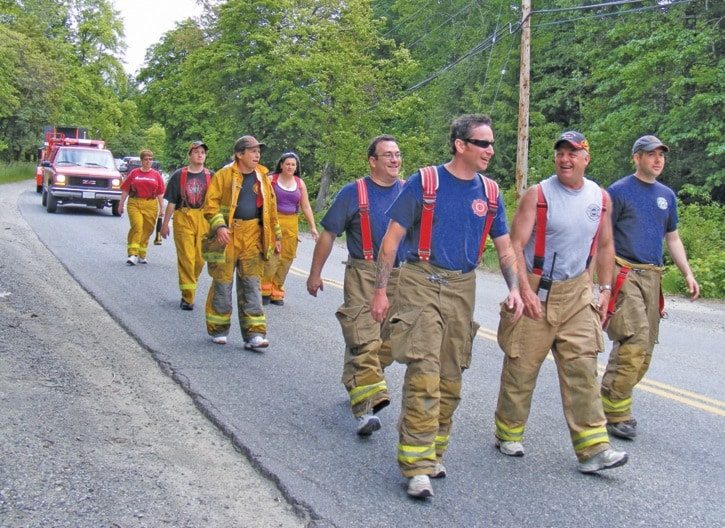 88087lakecowichanWEB-MD-Firefighterparade2