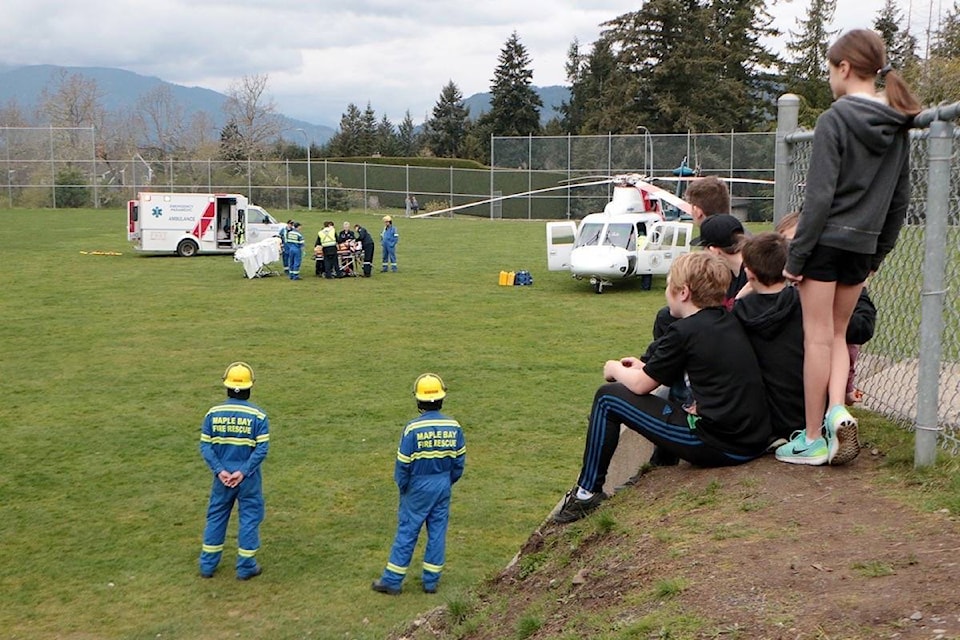 web1_170417-CCI-M-maple-bay-helicopter-rescue