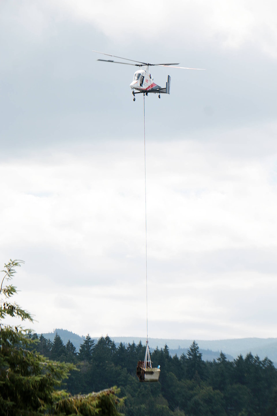 web1_derelict-boats-and-helicopter-2