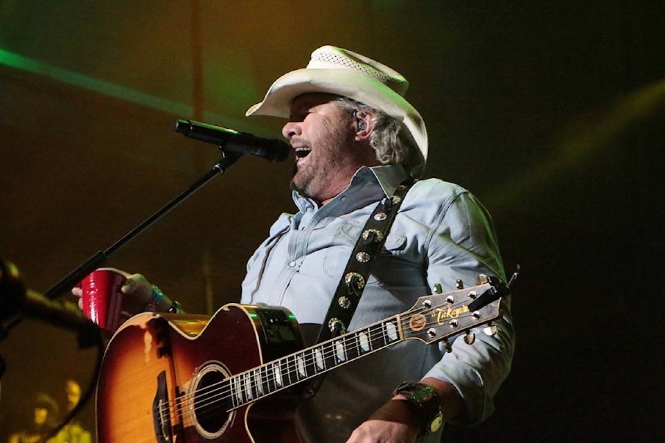 Toby Keith with his trademark Red Solo Cup sings with the huge crowd. (Kevin Rothbauer/Citizen)