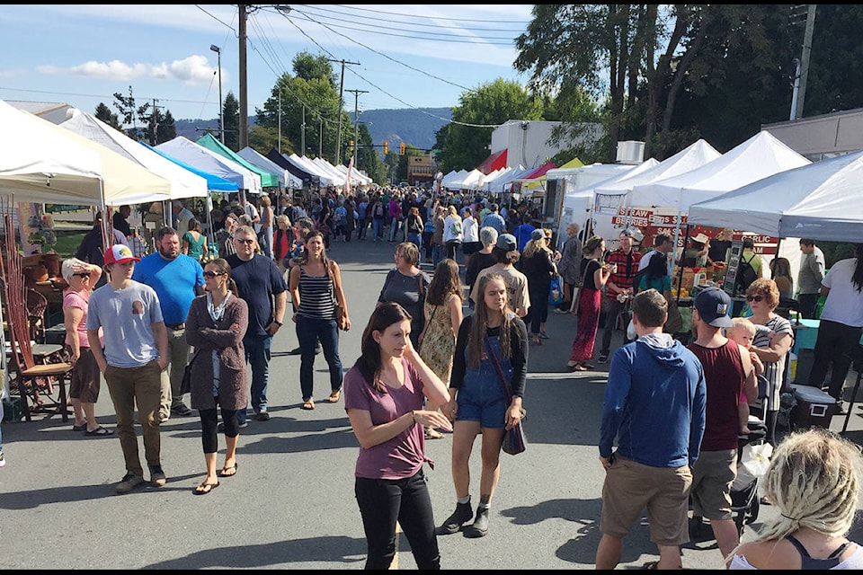 The west entrance to the Duncan Farm Market on Saturday, Sept. 23. There was still room to squeeze a few more patrons in but as one moved closer to the city square, the crowds got thicker. (Sarah Simpson/Citizen)
