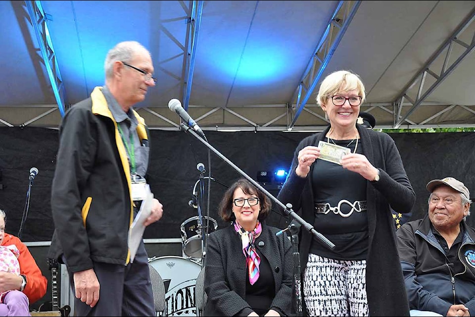 Suzanne Anton collects her $1 prize from Exhibition president Tony Irwin. (Warren Goulding/Citizen)