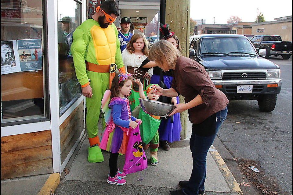 Downtown Duncan is alive with trick or treaters Saturday morning during Spooktacular 2018. (Lexi Bainas/Citizen)