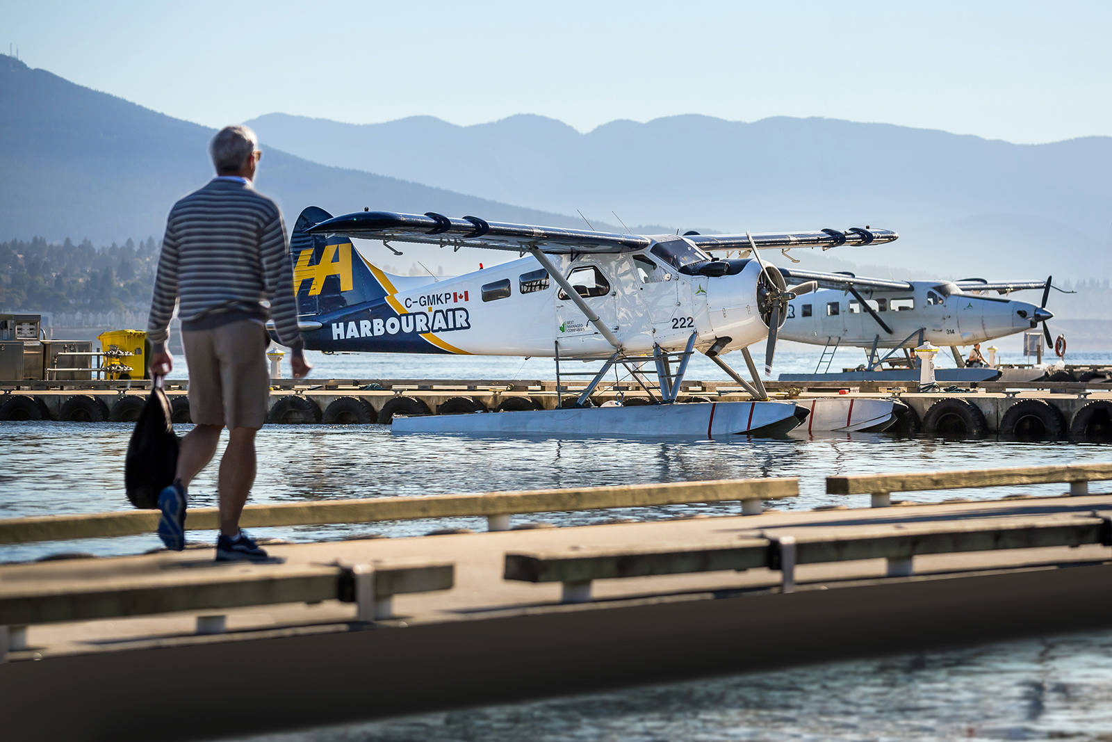 16177746_web1_copy_floatplane-190402-NBU-Passenger-walking-towards-Beaver-aircraft