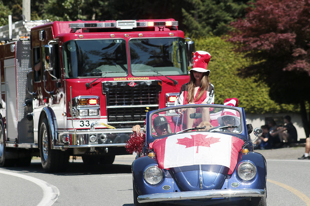 17588166_web1_canada-day-maple-bay-parade-7